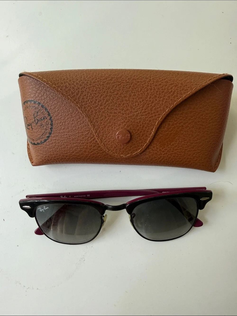 Ray Ban Club Sunglasses Black, Lined withdeep red.